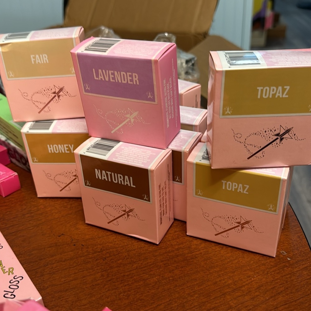 JEFFREE STAR COSMETICS LUMINOUS
SETTING POWDER - Picture 8 of 8